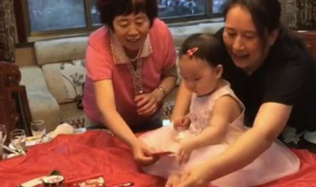 宝宝百岁抓周抓什么东西,物品寓意与未来预测