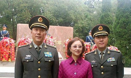 国庆大阅兵1984年秦夫人为阅兵总指挥整理军装眼含热泪满脸自豪