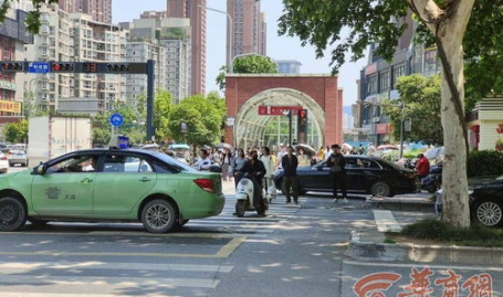 西安科技路西口,交通拥堵与人居环境双重挑战下的城市更新探索”